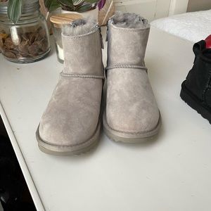 Like New Condition big kids Uggs Size 3 fits womens 5.5/6